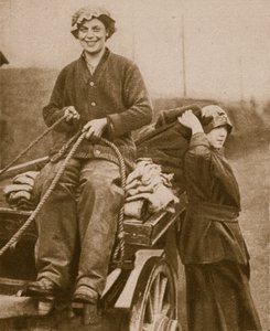 Femmes travaillant à conduire une charrette, 1914-19